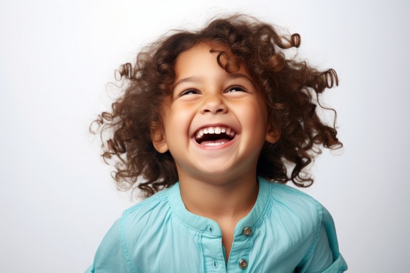 a young child with baby teeth